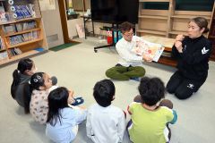 教員の手話を見ながら小川さんの読み聞かせに耳を傾ける子どもたち