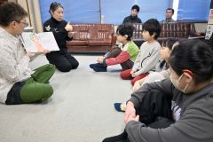 教員の手話を見ながら小川さんの読み聞かせに耳を傾ける子どもたち