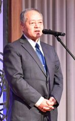 あいさつする帯広卓球連盟の渡辺弘年会長