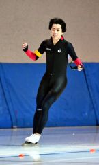 3000メートルで自己ベストと大会記録を更新し、ゴール後に笑顔を見せる所旺佑