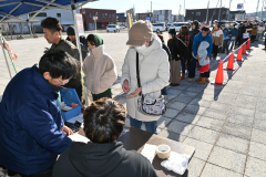格安の牛肉を求める来場者が詰め掛け、オープン前から長い列ができた