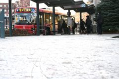 足元を確かめながらバスに乗り込む乗客（３日午前７時１５分ごろ、ＪＲ帯広駅前バスターミナルで。須貝拓也撮影）