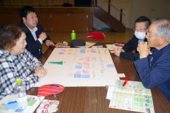 グループトークで意見を交わす参加者