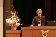 家庭ごみの好ましい仕分け方を説明する二川代表