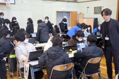 アイデアを考える児童