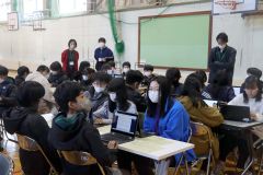 アイデアを考える児童