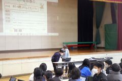 地域活性化のアイデアを発表する児童