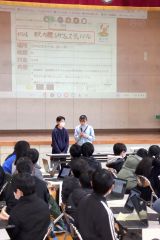 地域活性化のアイデアを発表する児童