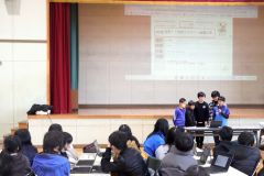 地域活性化のアイデアを発表する児童