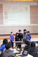 地域活性化のアイデアを発表する児童