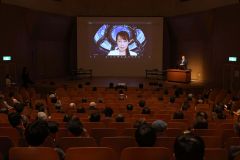 セミナーで講演する山崎さん（助川かおる通信員撮影）