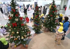 園児が飾り付けを施したクリスマスツリー（須貝拓也撮影）