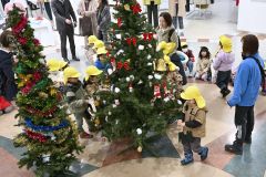 園児が飾り付けを施したクリスマスツリー（須貝拓也撮影）