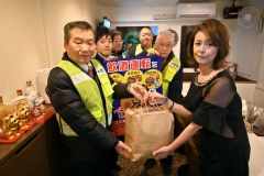 飲酒運転ダメ、忘年会シーズン控え飲食店に啓発グッズ　市交安協など 2