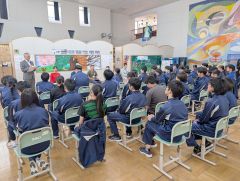 １０月に行った総合学習発表。町長らを前に「戻ってきたい士幌町」について生徒が発表した（町役場提供）