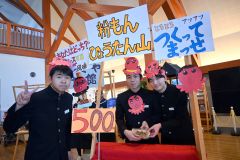 「道の駅ミニマルシェ」では生徒がＰＯＰ作りや接客を行った