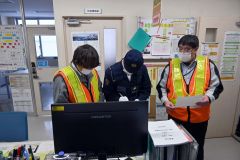 緊張感を持ち訓練に挑む社員ら