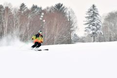 新雪のスキー場で初滑りを楽しむスキーヤー(4日午前9時20分ごろ)