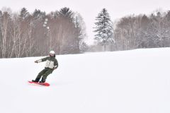 新雪のスキー場で初滑りを楽しむスノーボーダー(4日午前9時20分ごろ)