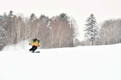 新雪のスキー場で初滑りを楽しむスキーヤー(4日午前9時20分ごろ)