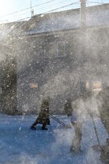 強風で雪が舞う中、除雪に追われる市民(4日午前8時20分ごろ。帯広清流東1で。金野和彦撮影)