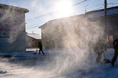 強風で雪が舞う中、除雪に追われる市民(4日午前8時20分ごろ。帯広清流東1で。金野和彦撮影)