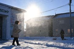 強風で雪が舞う中、除雪に追われる市民(4日午前8時20分ごろ。帯広清流東1で。金野和彦撮影)