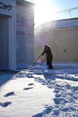 早朝から除雪に追われる市民(4日午前8時20分ごろ。帯広清流東1で。金野和彦撮影)