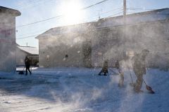 強風で雪が舞う中、除雪に追われる市民(4日午前8時20分ごろ。帯広清流東1で。金野和彦撮影)