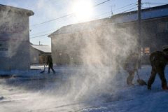 強風で雪が舞う中、除雪に追われる市民(4日午前8時20分ごろ。帯広清流東1で。金野和彦撮影)