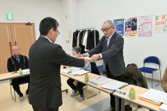 佐々木町長から委嘱状を受け取る民生・児童委員