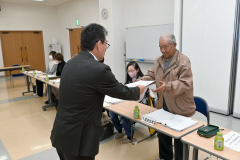 佐々木町長から委嘱状を受け取る民生・児童委員