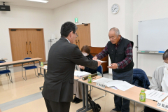 佐々木町長から委嘱状を受け取る民生・児童委員