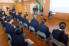17グループが農業やスポーツ、足寄、校則、介護などさまざまな探究学習の成果を発表した