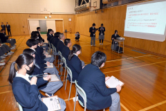 17グループが農業やスポーツ、足寄、校則、介護などさまざまな探究学習の成果を発表した