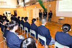 17グループが農業やスポーツ、足寄、校則、介護などさまざまな探究学習の成果を発表した