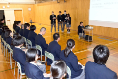 17グループが農業やスポーツ、足寄、校則、介護などさまざまな探究学習の成果を発表した