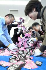 入念に当たりくじを混ぜる関係者（４日午前１０時１５分ごろ、須貝拓也撮影）