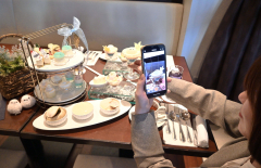 京王プラザホテル札幌の「シマエナガランチ冬」（２人用）。シマエナガのミルクゼリーは片手で揺らしながら動画を撮るのがお薦め