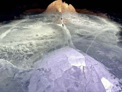 幻想的な輝きを放つアイスバブルとキノコ氷