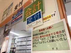 インフルエンザの検査を受ける患者で混雑した市休日夜間急病センターの窓口