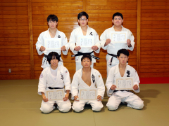 個人戦各級優勝者。(前列左から)酒井千春、菅原悠太、東原和真と(後列左から)大城源志、濱津蓮人、石渡一汰