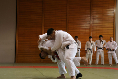 【男子5人制団体戦・白樺学園―白樺学園】内股を仕掛ける白樺学園の先鋒(せんぽう)の石渡一汰(左)。内股で有効2つを奪い優勢勝ちした