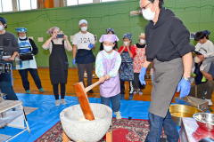 よいしょ！のかけ声で餅をつく子どもたち（５日午前１０時２０分ごろ。金野和彦撮影）