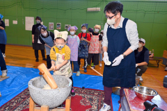 よいしょ！の掛け声で餅をつく子どもたち（５日午前１０時２０分ごろ、幕別途別小で。金野和彦撮影）