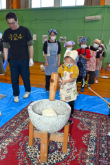 よいしょ！の掛け声で餅をつく子どもたち（５日午前１０時２０分ごろ、幕別途別小で。金野和彦撮影）
