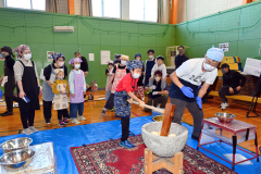 よいしょ！の掛け声で餅をつく子どもたち（５日午前１０時２０分ごろ、幕別途別小で。金野和彦撮影）