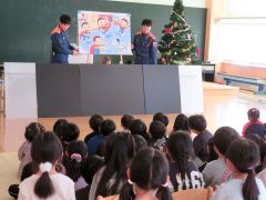 紙芝居に集中する園児