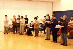 定期演奏会に向け練習に励むメンバー。左端は沖田団長