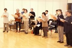 定期演奏会に向け練習に励むメンバー。左端は沖田団長